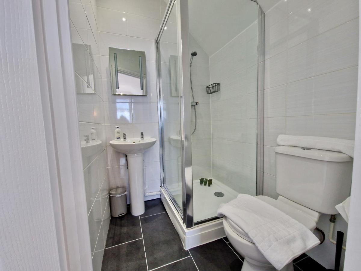 Incredible Private Rooms All With Private Bathrooms In A Fully Serviced House Next To City Centre With Free Parking كوفنتري المظهر الخارجي الصورة