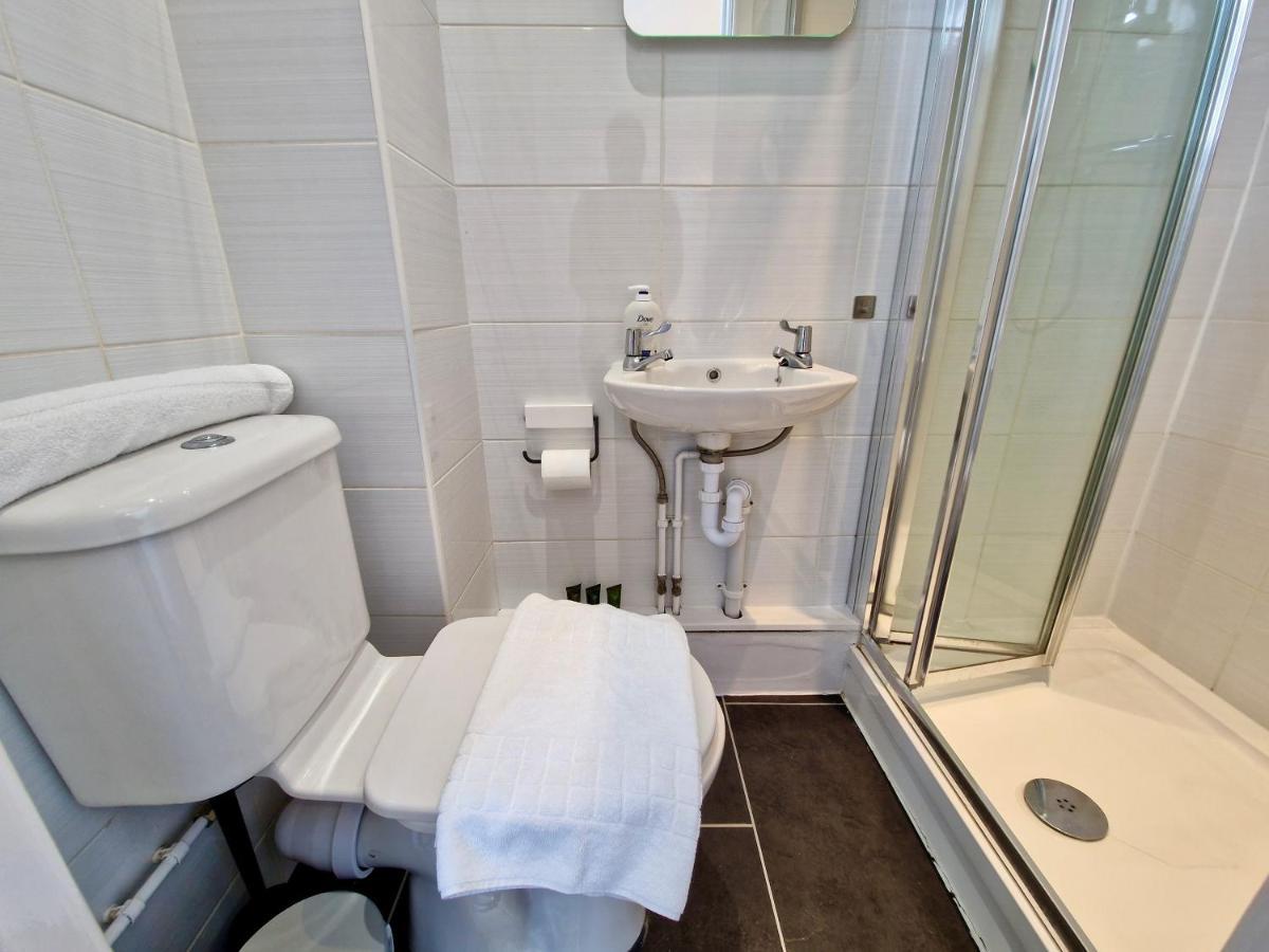 Incredible Private Rooms All With Private Bathrooms In A Fully Serviced House Next To City Centre With Free Parking كوفنتري المظهر الخارجي الصورة