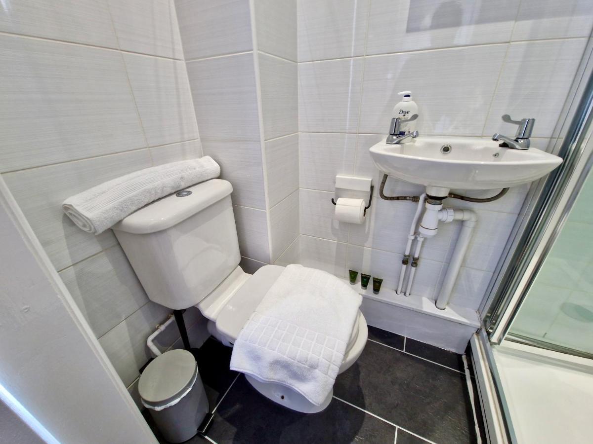 Incredible Private Rooms All With Private Bathrooms In A Fully Serviced House Next To City Centre With Free Parking كوفنتري المظهر الخارجي الصورة