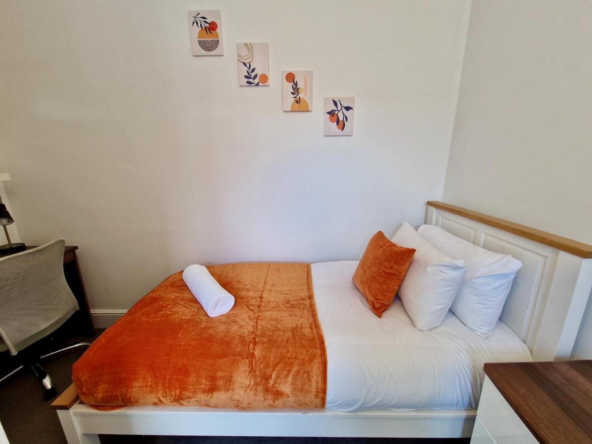 Incredible Private Rooms All With Private Bathrooms In A Fully Serviced House Next To City Centre With Free Parking كوفنتري المظهر الخارجي الصورة