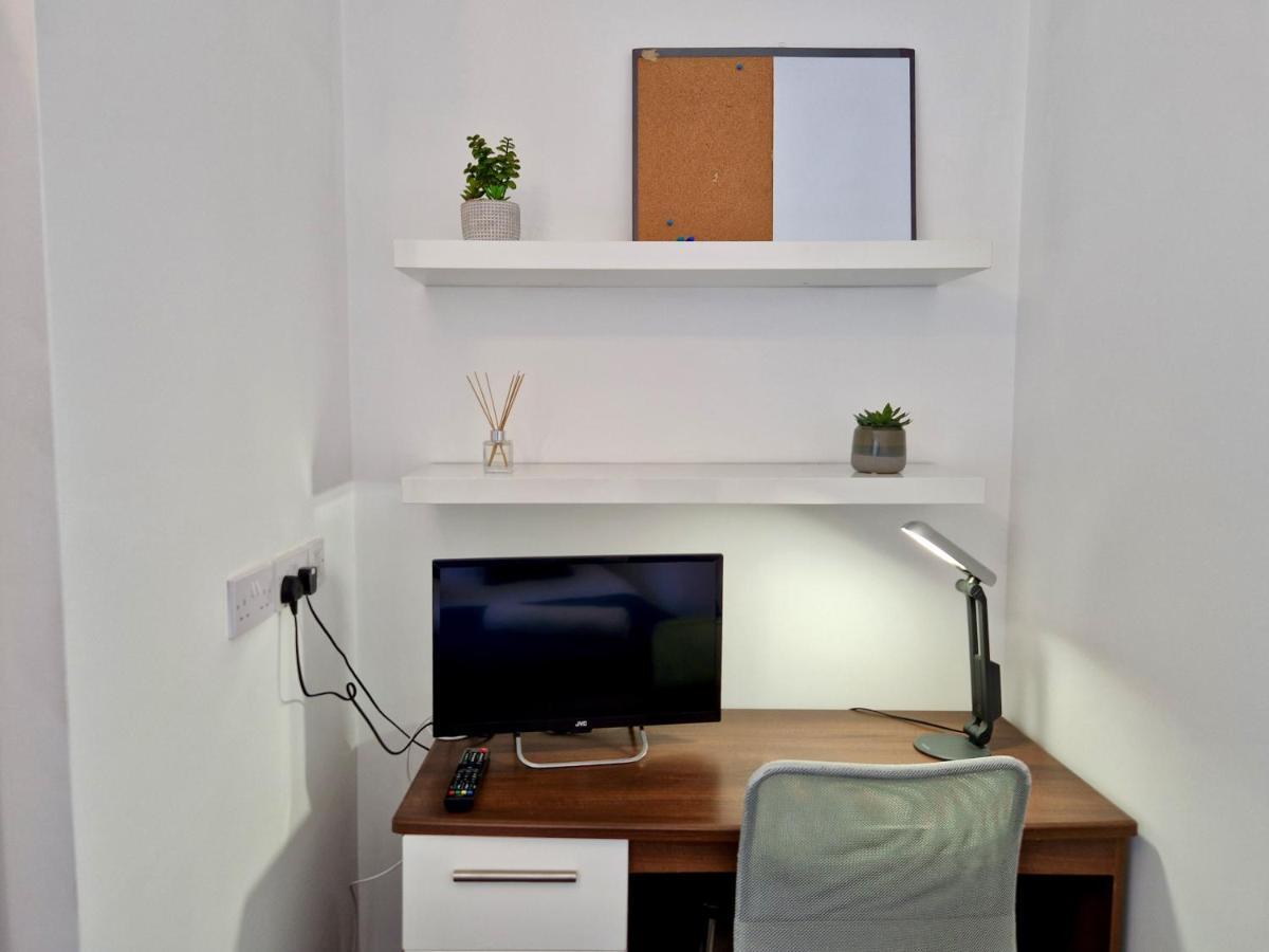 Incredible Private Rooms All With Private Bathrooms In A Fully Serviced House Next To City Centre With Free Parking كوفنتري المظهر الخارجي الصورة